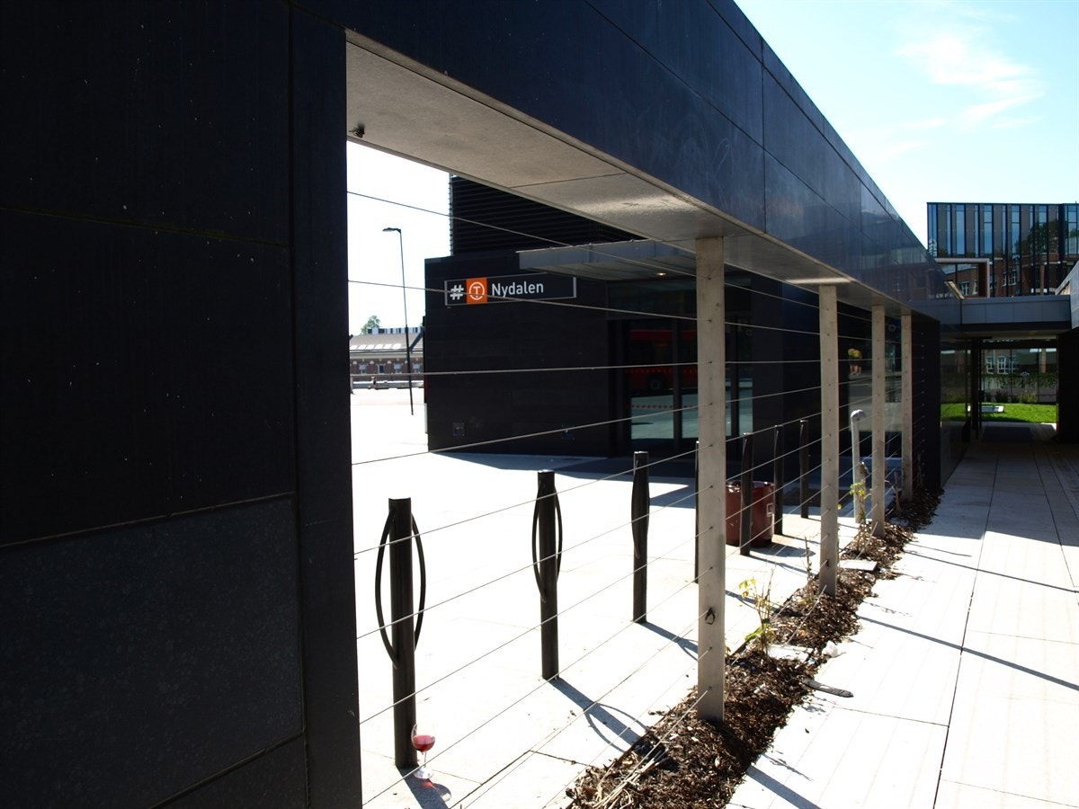 Det er meget god dekning av kollektiv i området med T-bane fra Nydalen og Storo, samt trikk-, og bussforbindelser i alle byens retninger. Galleribilde