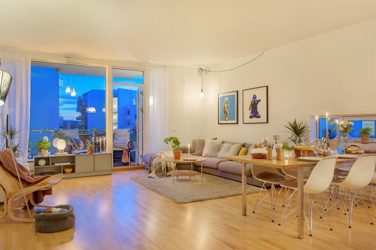 Fin plass til spisestue med rom for mange gjester rundt bordet! Galleribilde