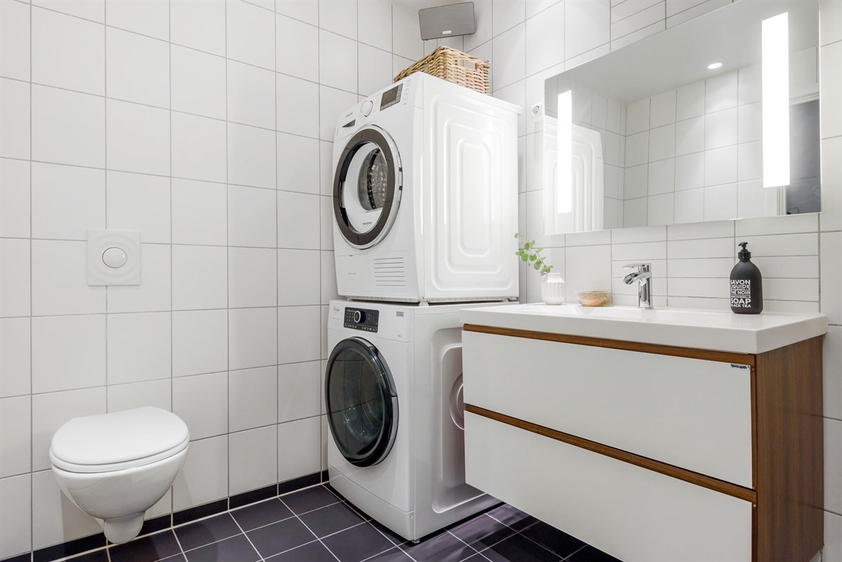 Vegghengt WC og plass til vaskemaskin og tørketrommel. Downlights med dimmer i himling og varme i gulv. Galleribilde