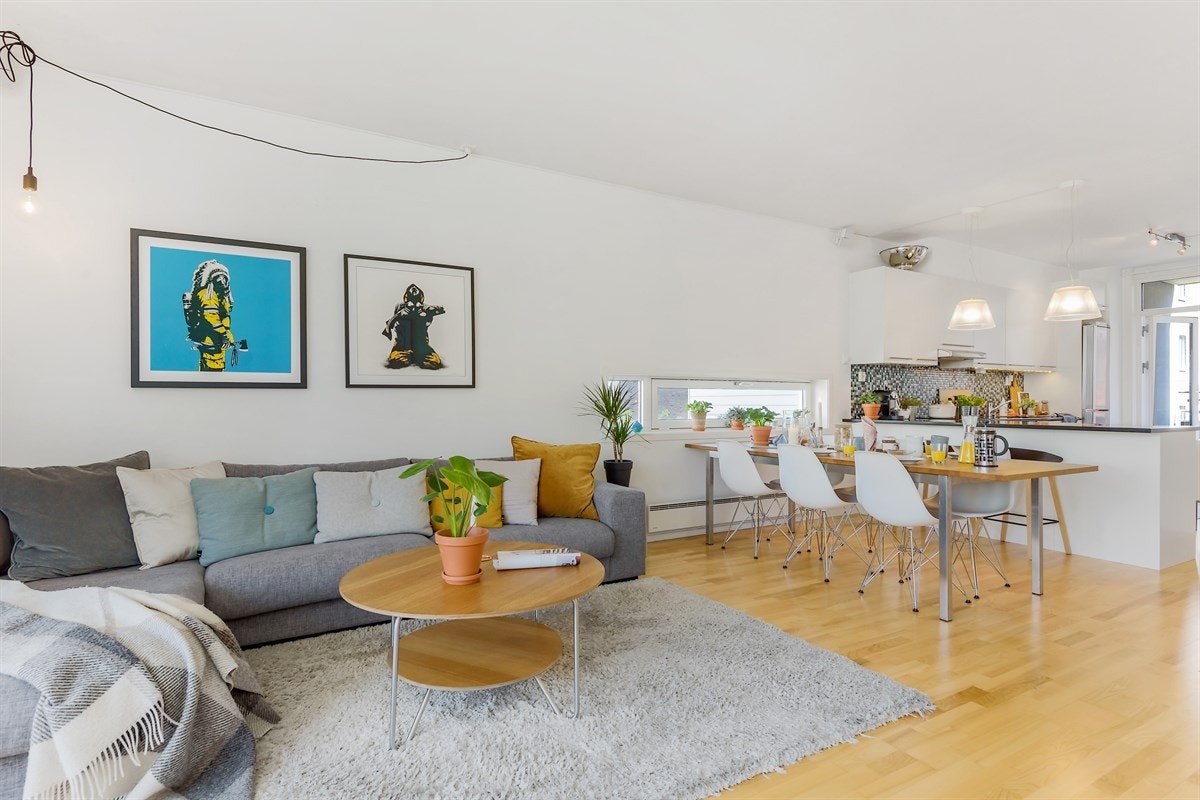 Leiligheten ligger høyt og fint til i 3.etasje (med heisadkomst) og tilhører et veldrevet og hyggelig sameie. Galleribilde