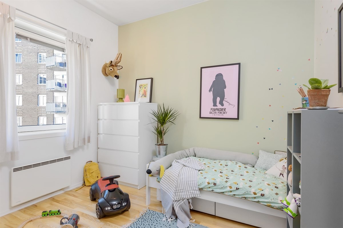 Soverom 2: Pent soverom med plass til seng og kommode. Galleribilde