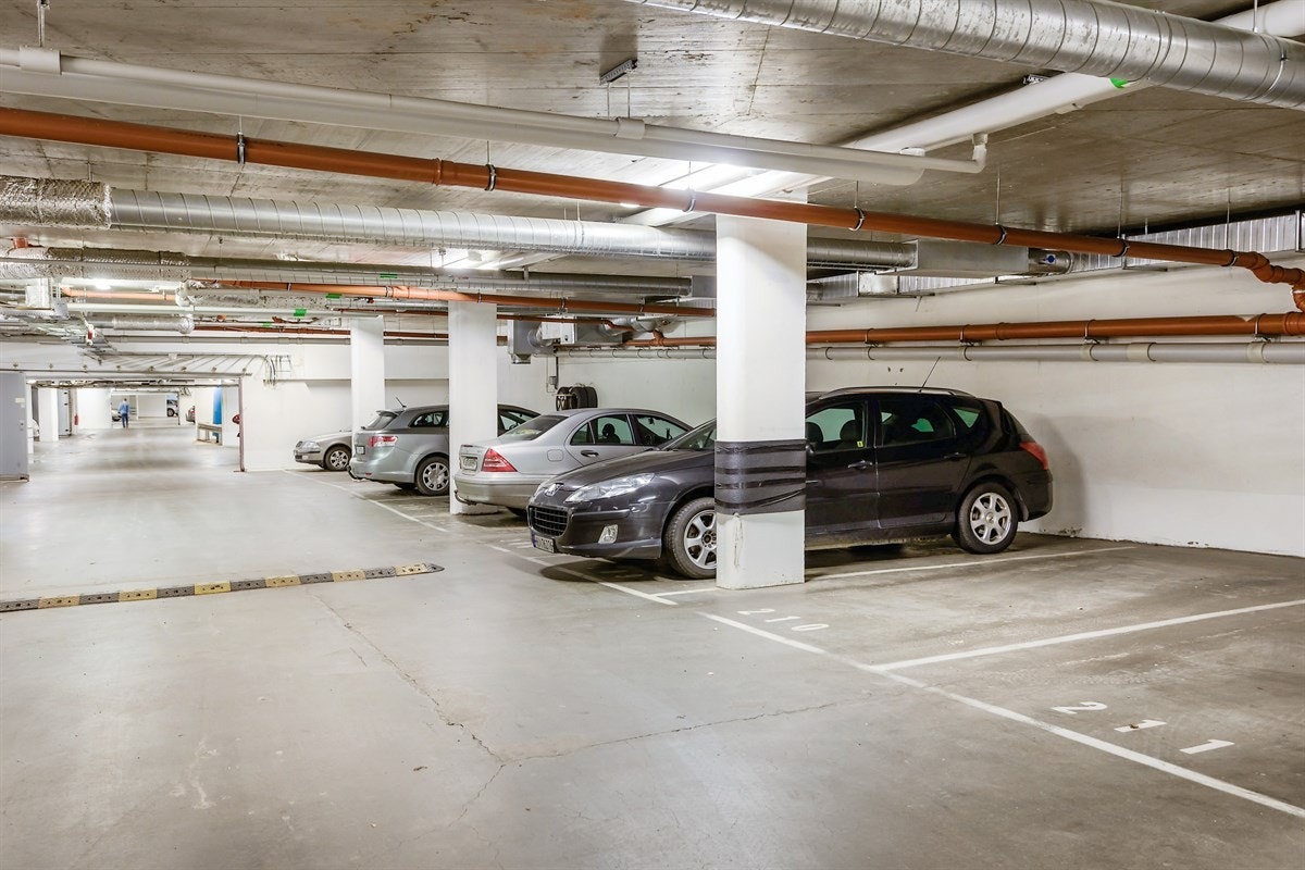 Garasjeplass i felles, lukket garasjeanlegg. Galleribilde