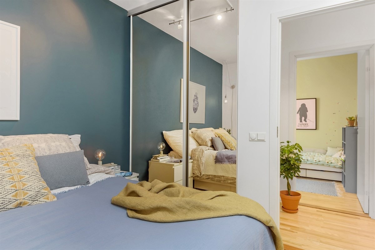 Soverom 1: Oppbevaringsplass i skyvedørsgarderobe med speilfronter og belysning over. Galleribilde