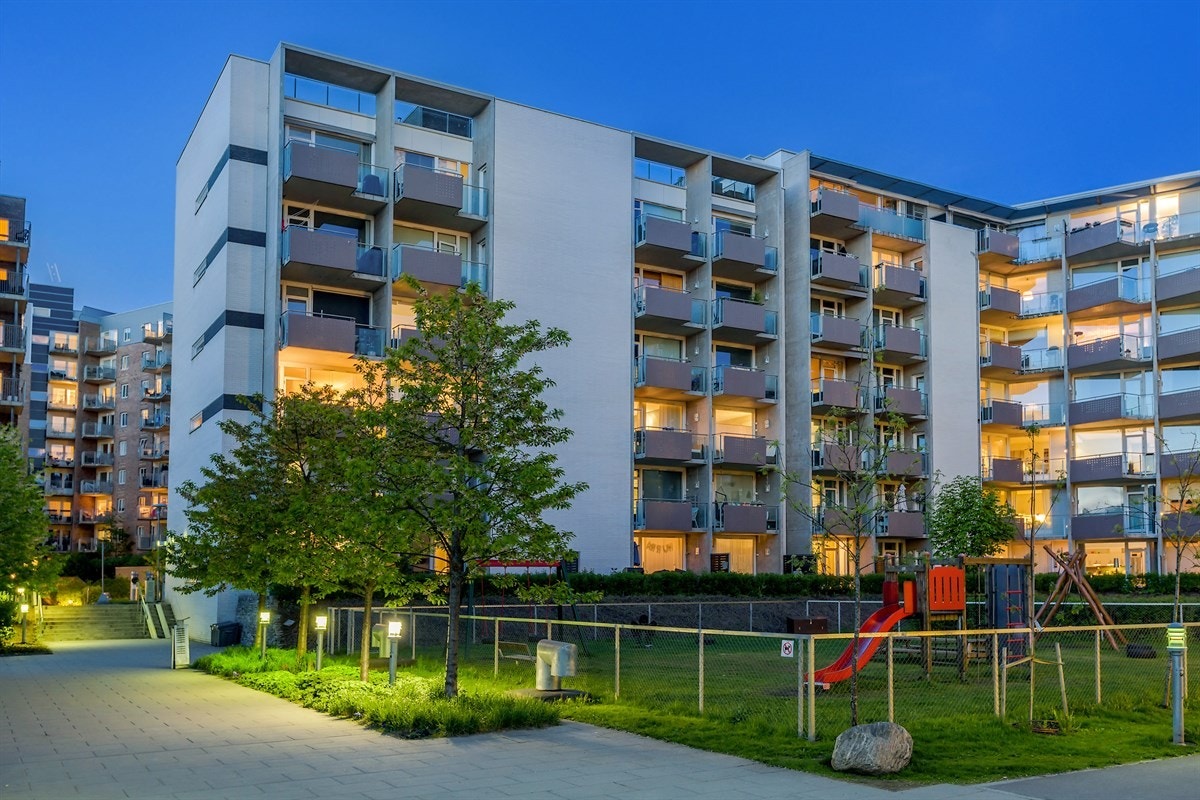 Hyggelige og skjermede fellesarealer med sitteplasser og flere lekestativ. Galleribilde