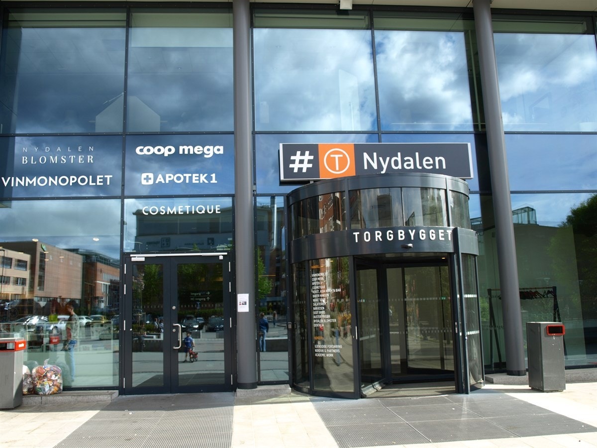 I Torgbygget senter finner du Coop Mega, Vinmonopolet, blomsterbutikk m.m. samt flere spennende cafeer og restauranter. Galleribilde