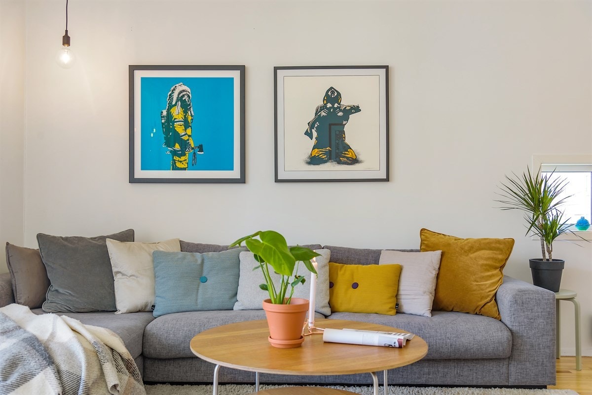Leiligheten er malt i lyse, tidsriktige farger og har pen parkett på gulv. Galleribilde