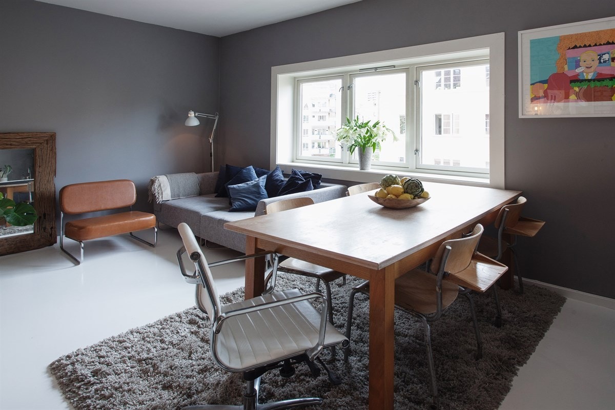 Det er fint med plass til både sittegruppe og spiseplass i stuen Galleribilde