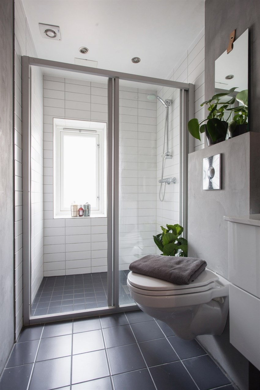 Badet har en stor dusjnisje Galleribilde