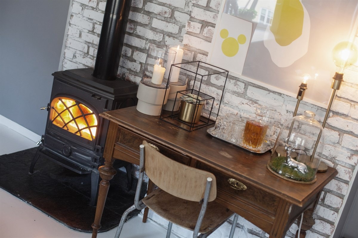 Den lyse teglverksveggen står i fin kontrast til de ellers mørkere overflatene Galleribilde