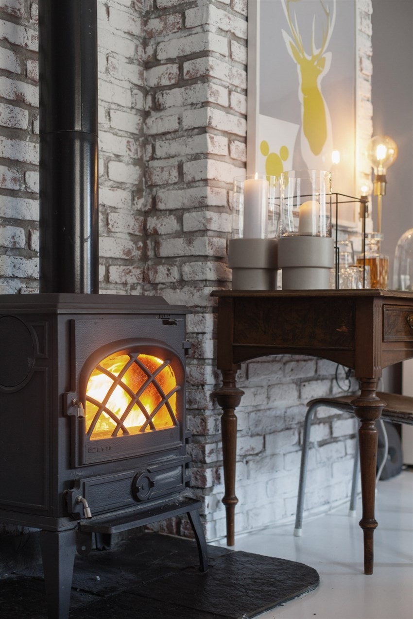 Det knitrer koselig i vedovnen om vinteren Galleribilde