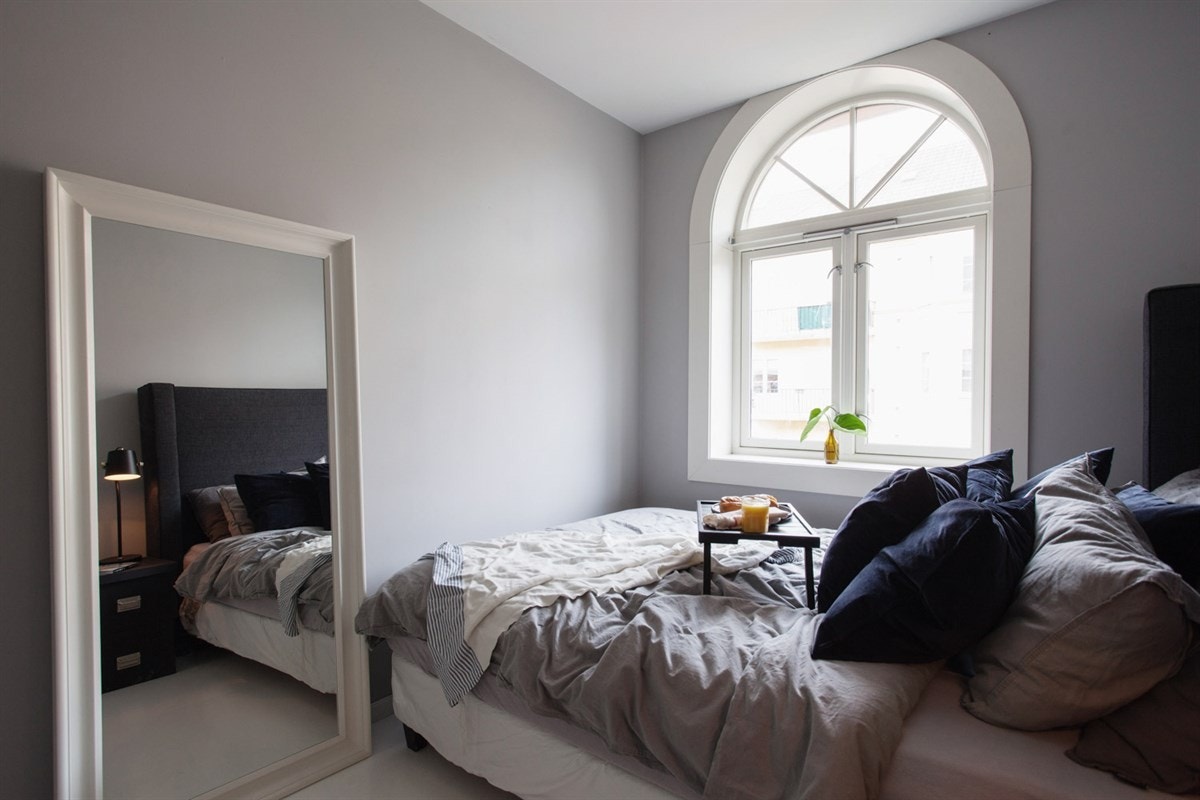 Soverommet vender mot rolig gate Galleribilde