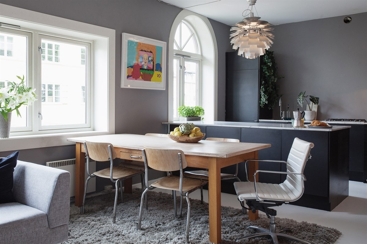 Spiseplassen er fint tilknyttet kjøkkenet Galleribilde