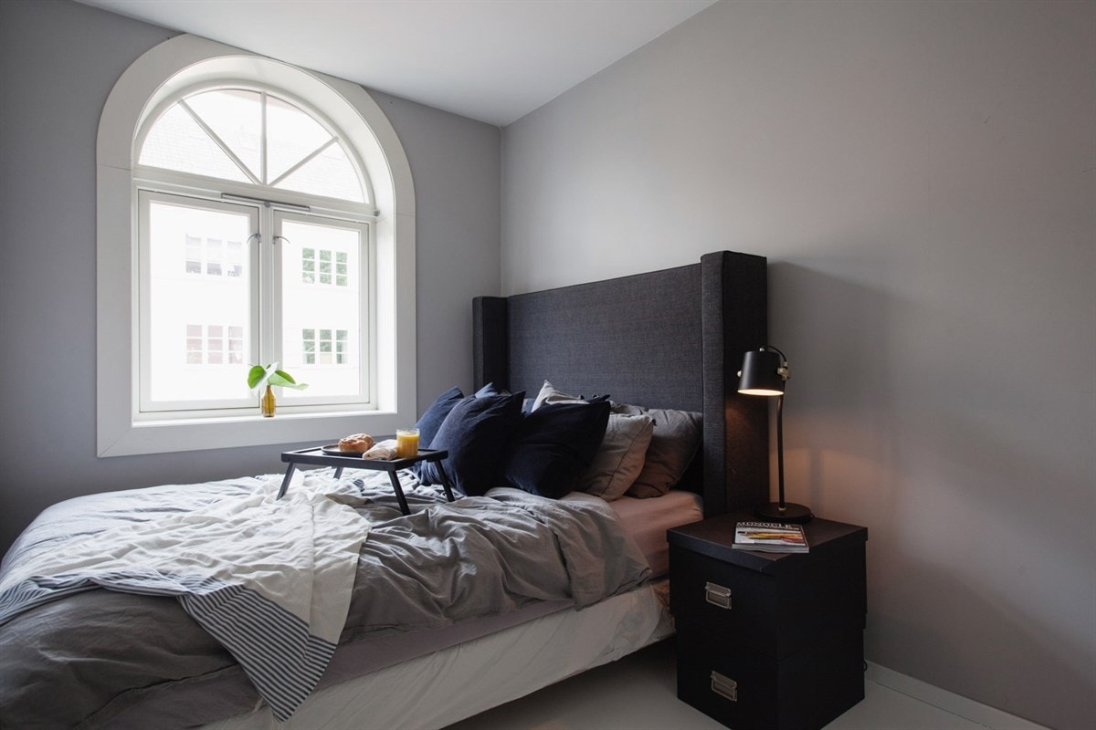 Delikat soverom med plass til dobbeltseng og garderobeskap Galleribilde