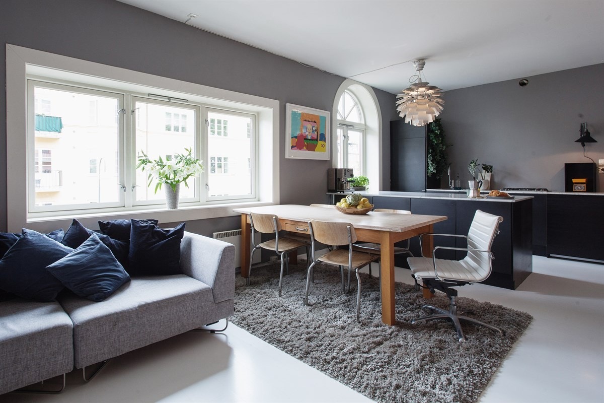 Store vindusflater slipper lyset inn Galleribilde