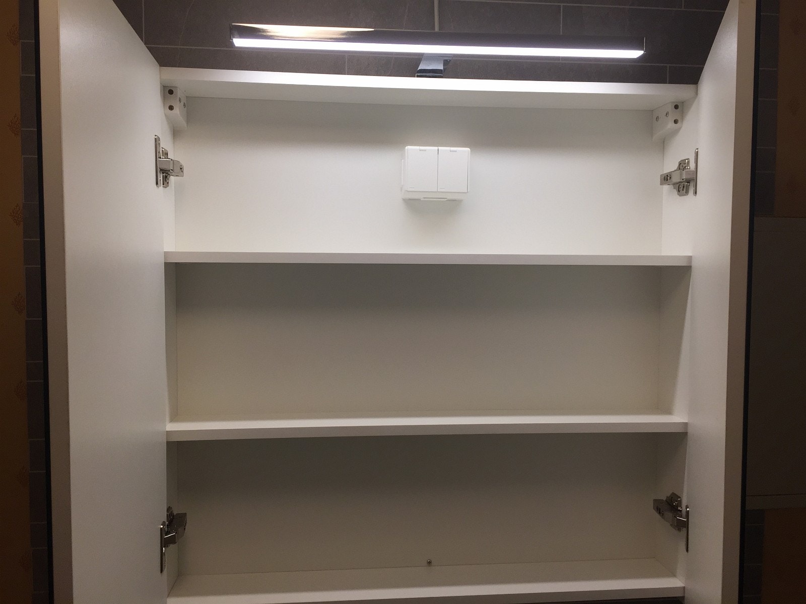 Speilskap med LED på bad. Galleribilde