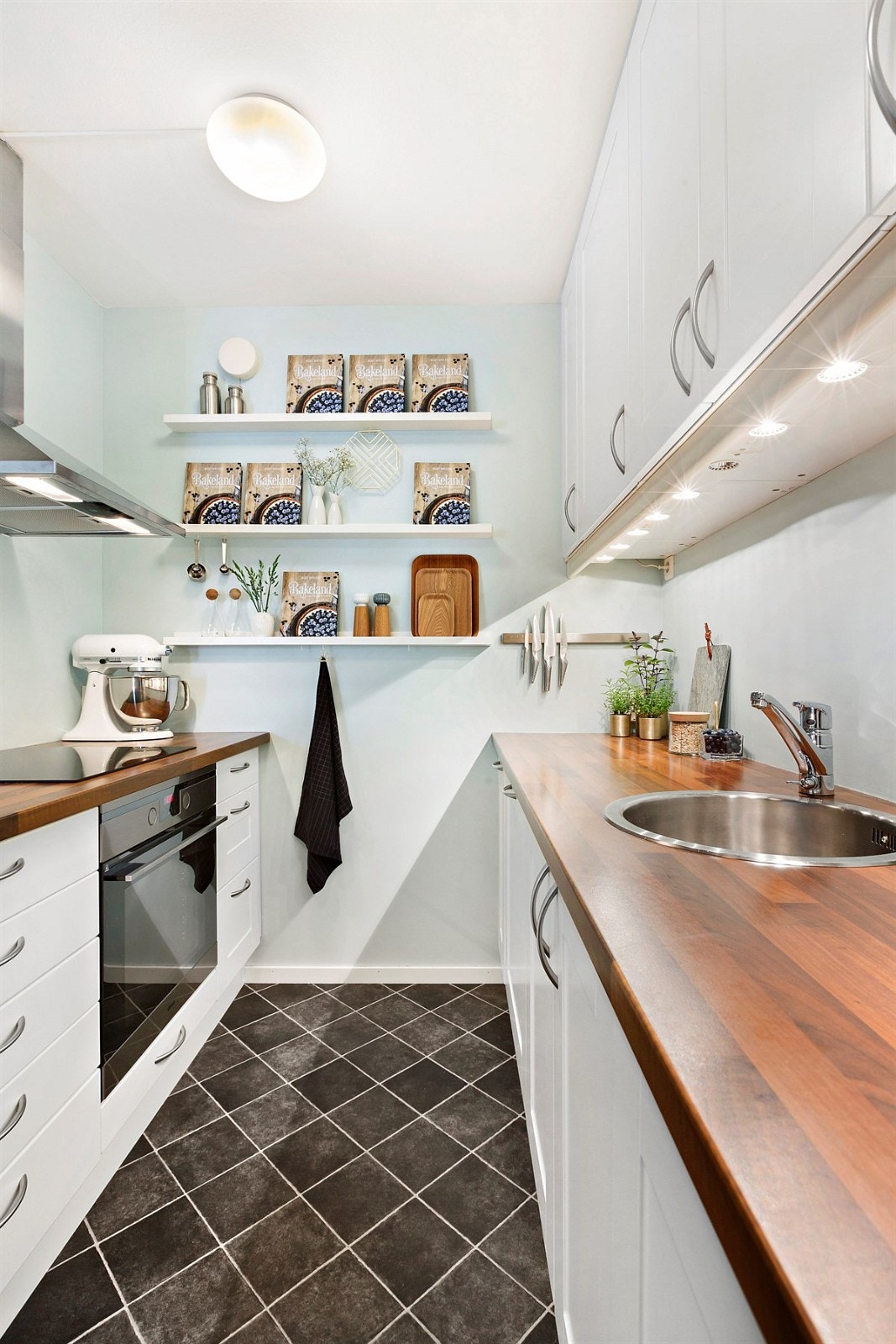 Lyst og fint kjøkken med hvitevarer og IKEA innredning fra 2011, platetopp og stekeovn fra 2017 Galleribilde