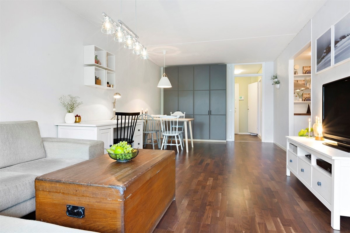 Stue av god størrelse med god plass til spisebord og sofa Galleribilde