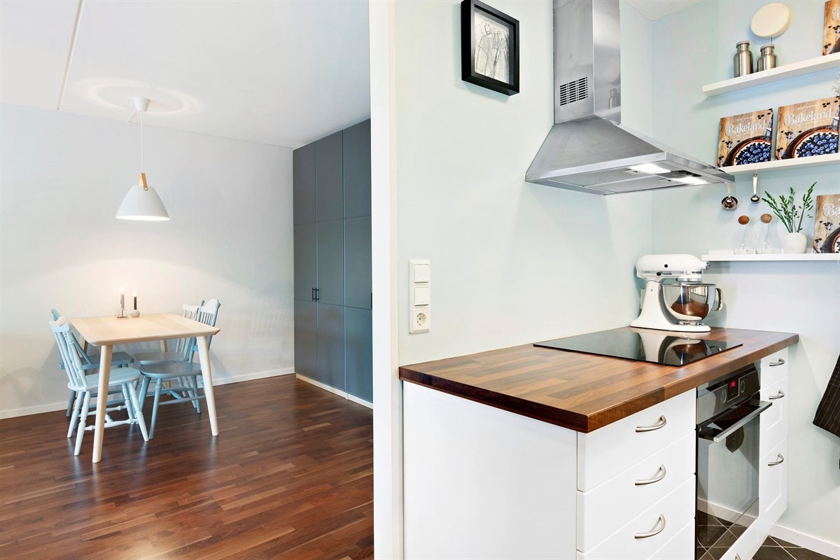 Kjøkkenet ligger i delvis åpen løsning mot stuen og det er rom for mange gjester Galleribilde