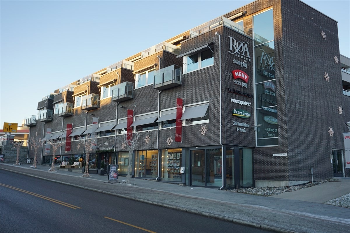 Ca. 5 minutter gange til Røasenteret med et godt utvalg butikker Galleribilde