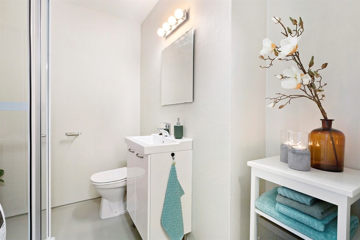 Nymalte flater og nytt dusjkabinett på bad i 2017 Galleribilde