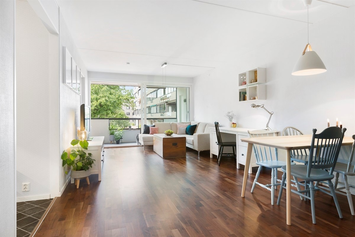 Hele den ene flaten består av vindu som sørger for svært gode lysforhold i stuen Galleribilde