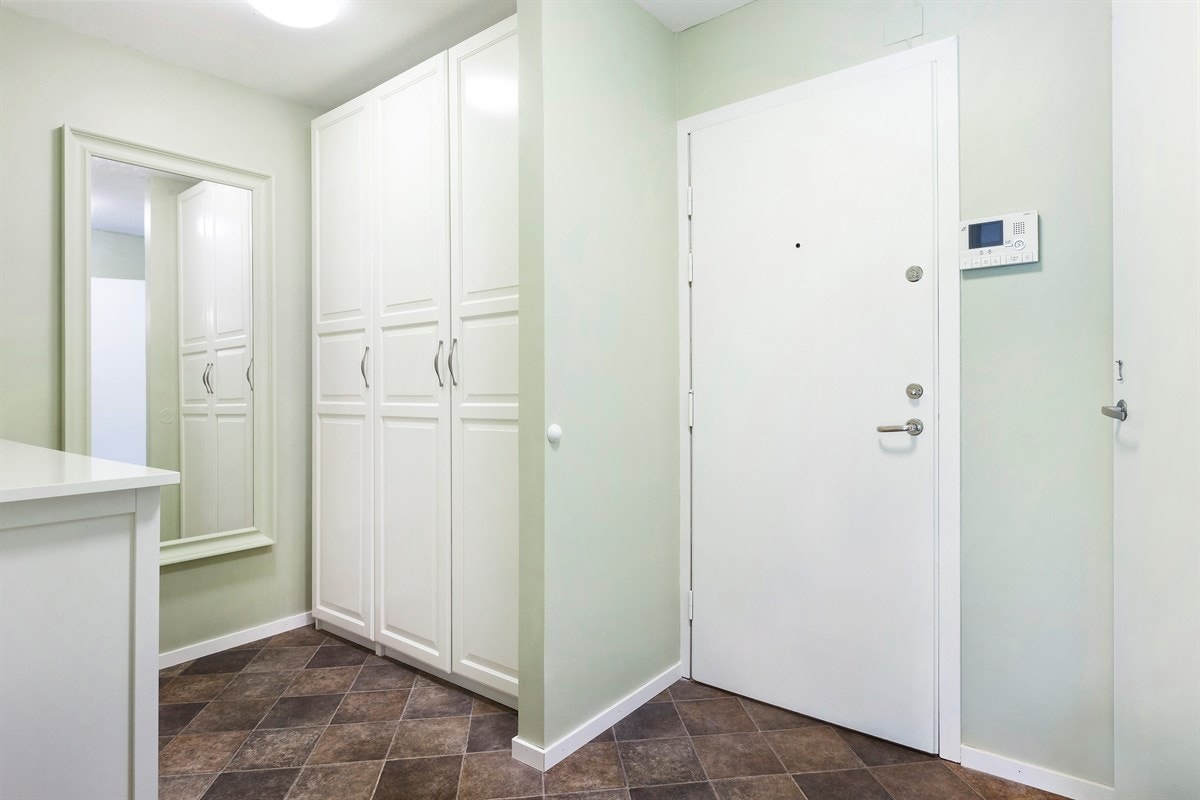 Meget romslig entré med god plass til oppbevaring av sko og yttertøy Galleribilde