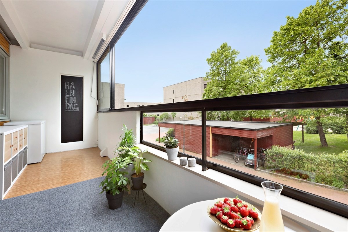 Innglasset balkong med ettermiddag- og kveldssol Galleribilde