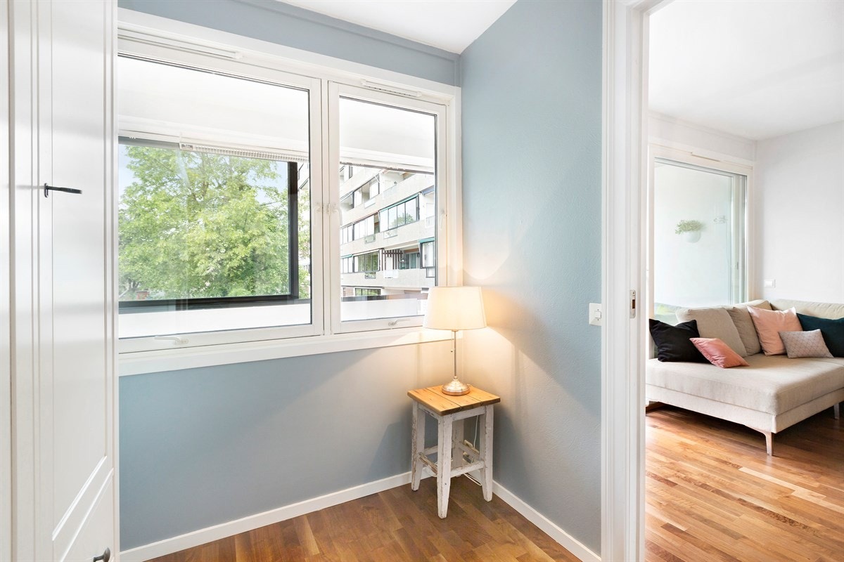 Gode lysforhold på soverommet med vinduer ut mot balkongen Galleribilde