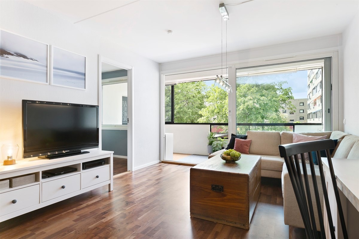 Fra stuen har du utgang til innglasset balkong med gode solforhold på ettermiddag/kveld Galleribilde