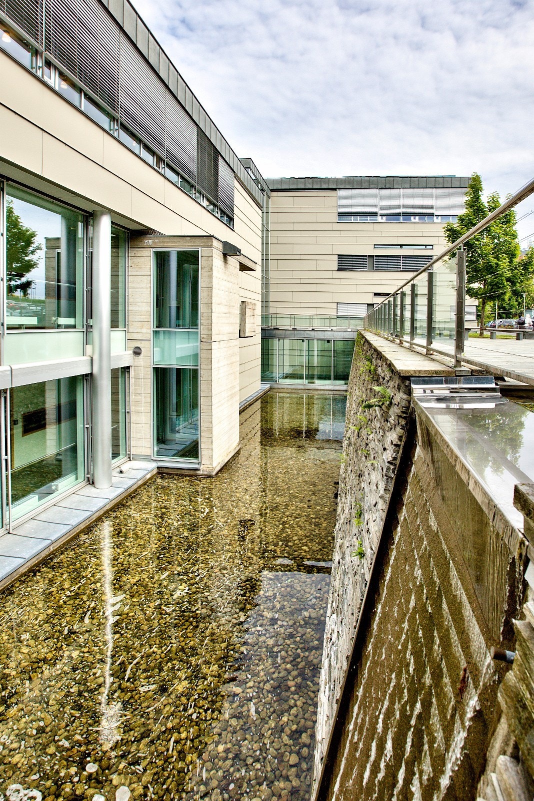 Vakkert vannspeil setter preg på bygget Galleribilde