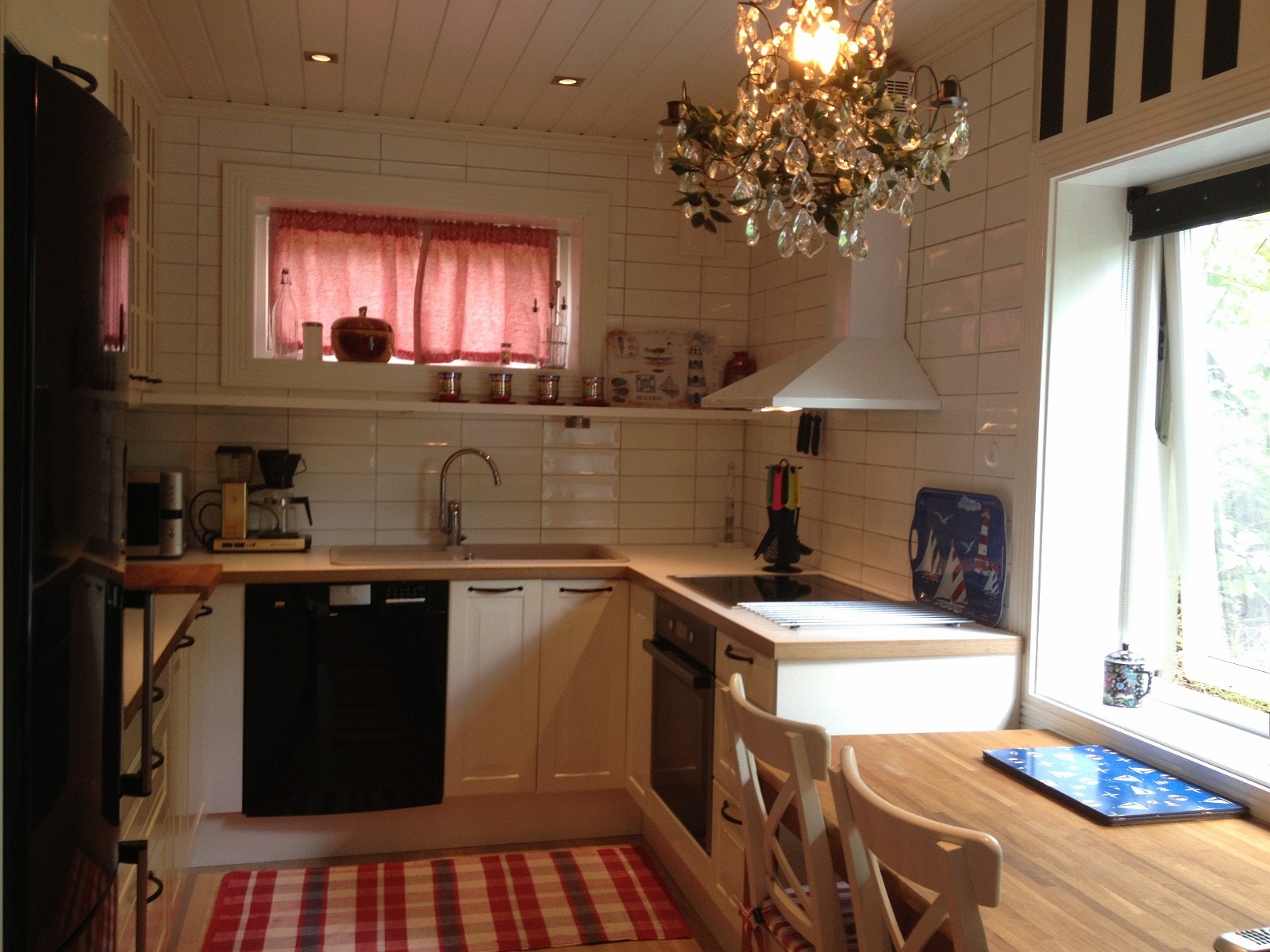 Kjøkken med sorte hvitevarer, også oppvaskmaskin Galleribilde