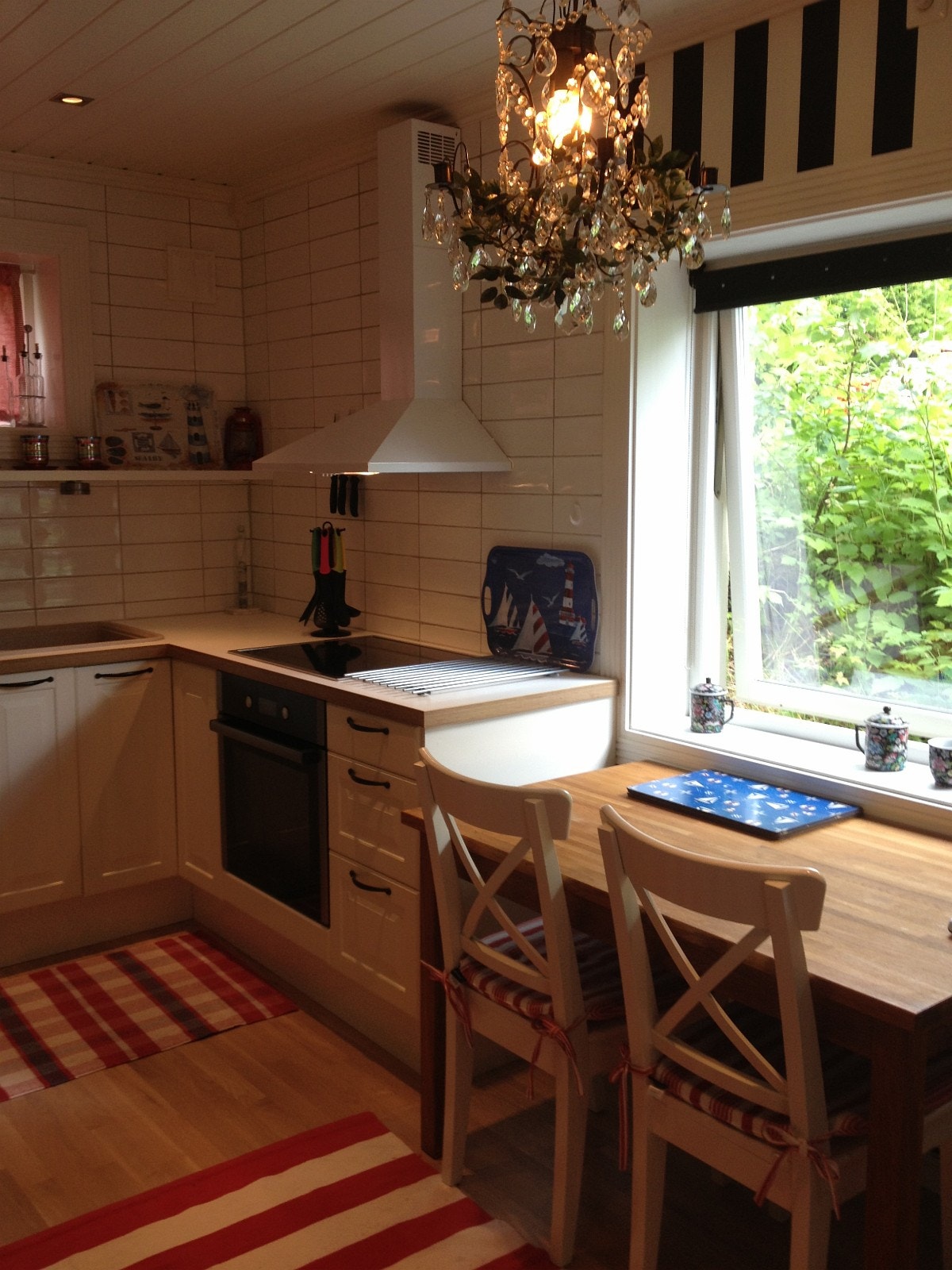 kjøkken med spiseplass ved stort vindu Galleribilde