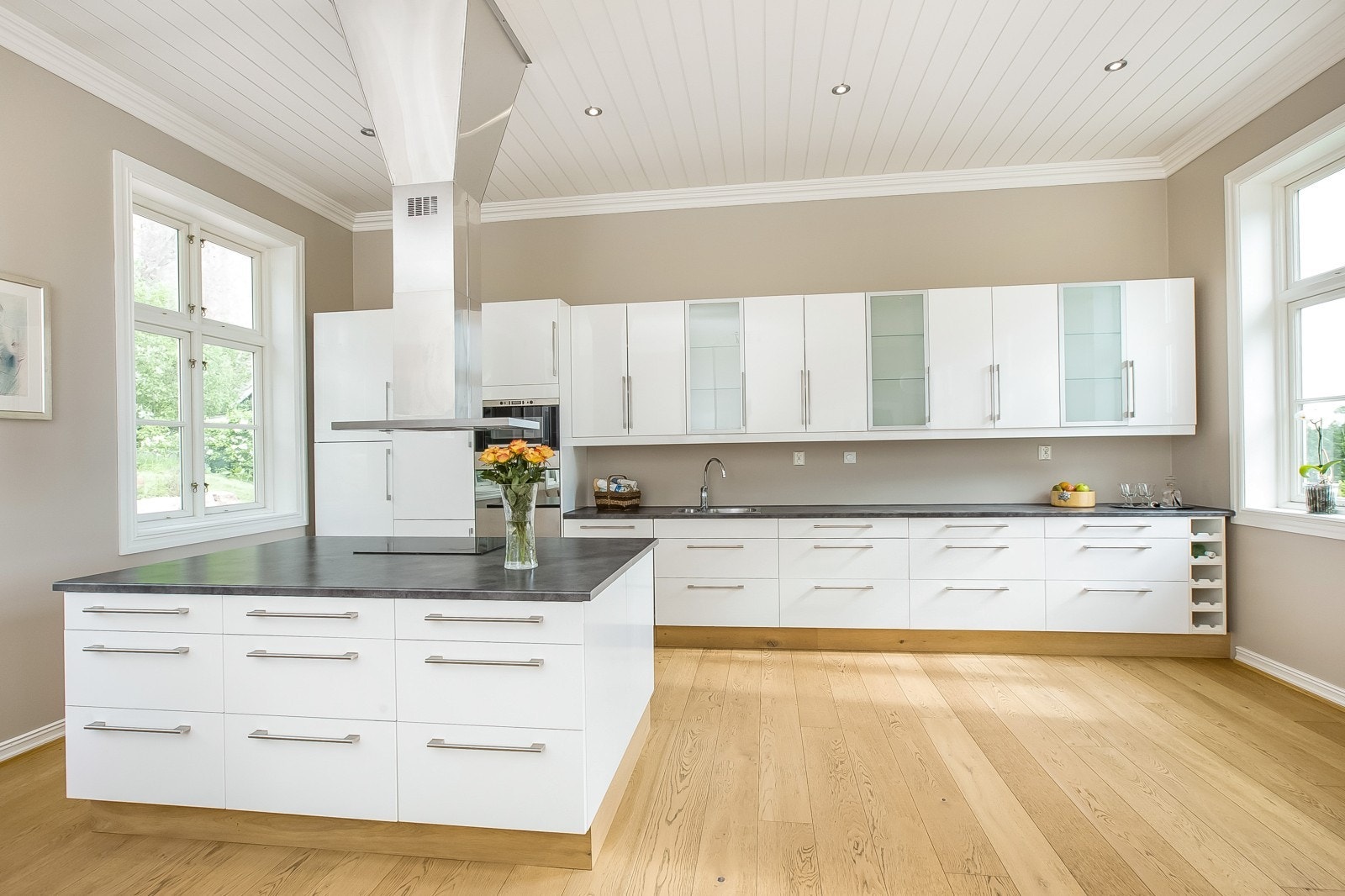 Kjøkkenet har god skapplass Galleribilde