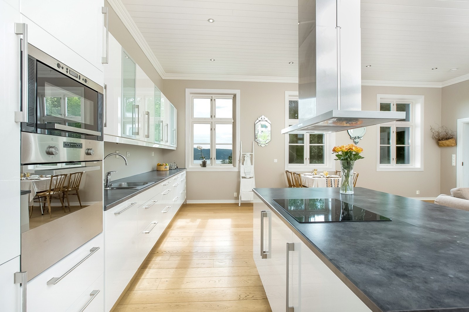 Stort flott kjøkken Galleribilde