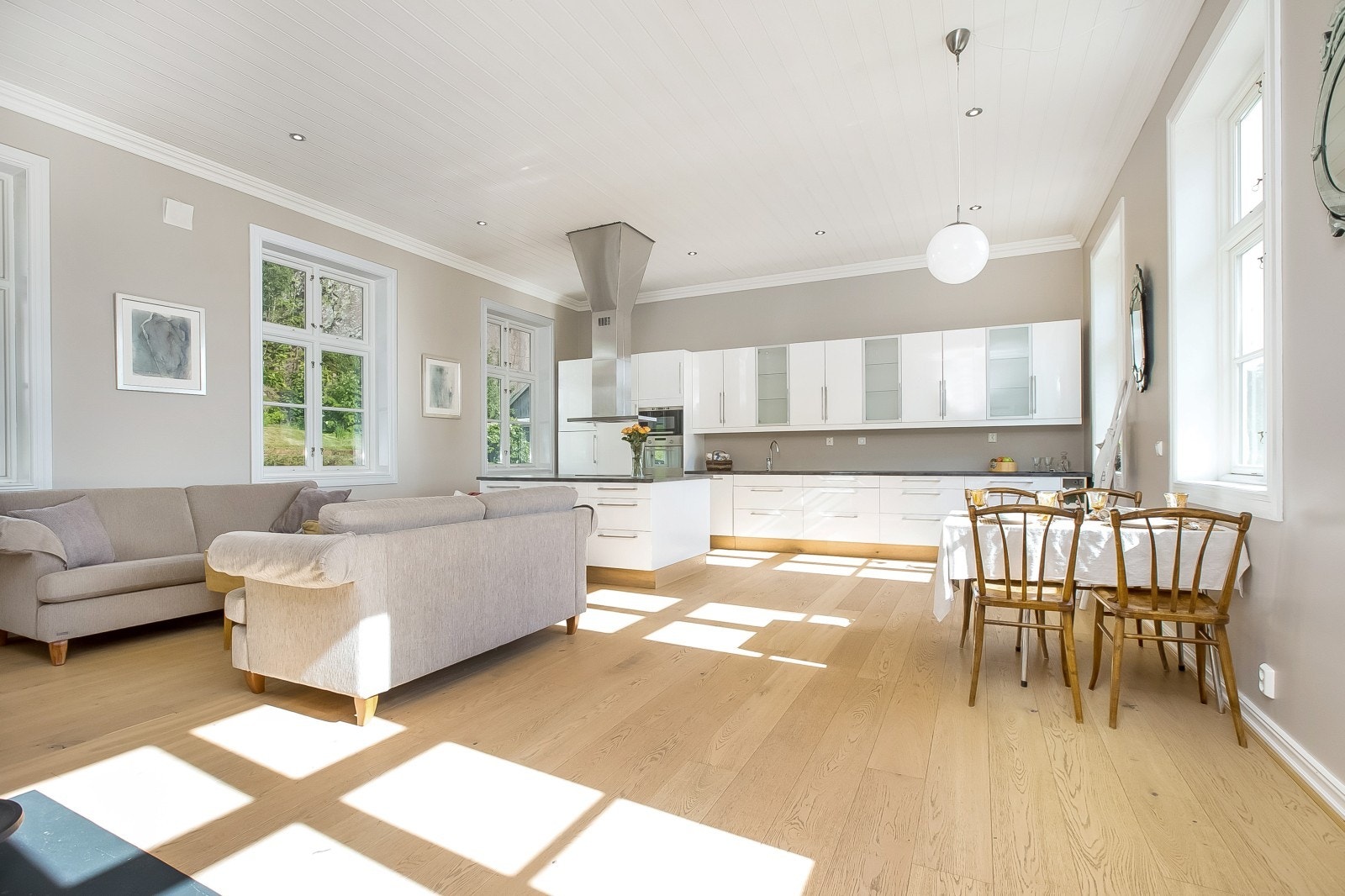 Meget stor plass på kjøkkenet Galleribilde