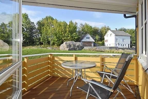 Terrasse - her kan man nyte solen fra morgen til kveld Galleribilde