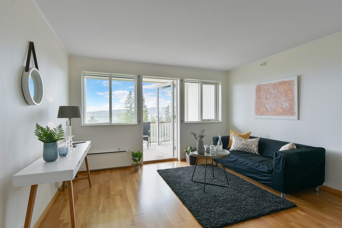 Stuen har gode vindusflater som slipper inn rikelig med lys. Galleribilde