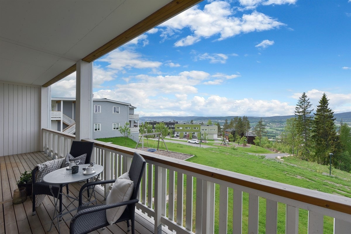 Terrassen er overbygd, noe som gir mulighet for utendørs hygge, selv på regnfulle dager. Galleribilde