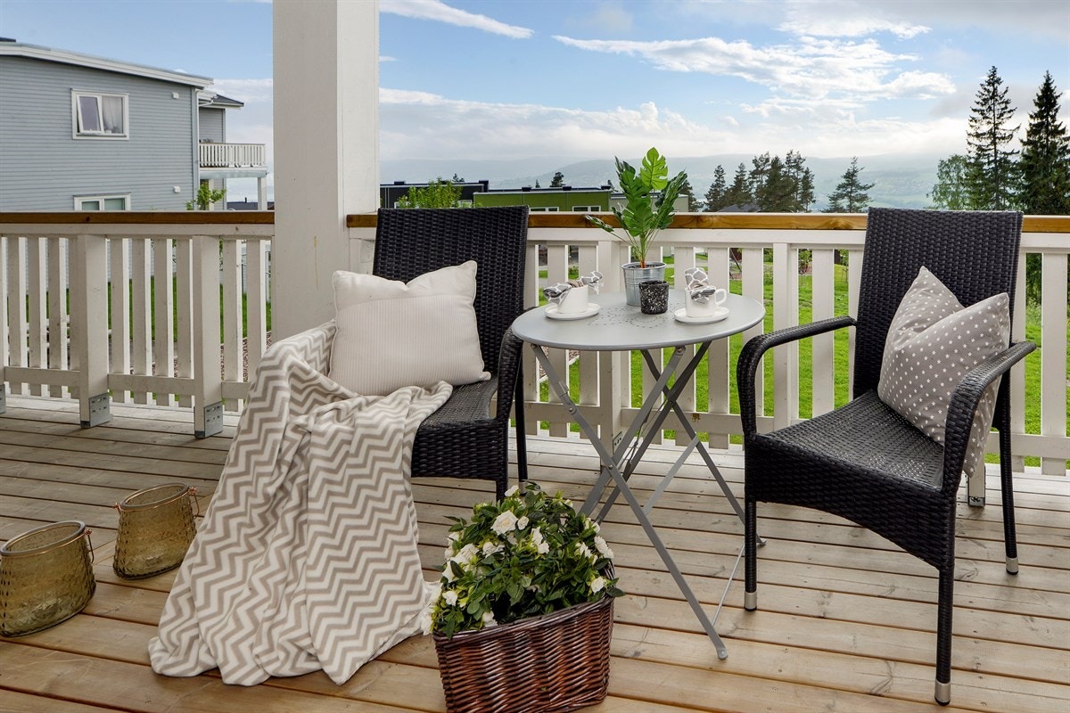 Leiligheten har utgang fra stuen til stor, vestvendt terrasse på hele 21 kvm med nydelig utsikt over Lierdalen og mot Drammensfjorden. Galleribilde