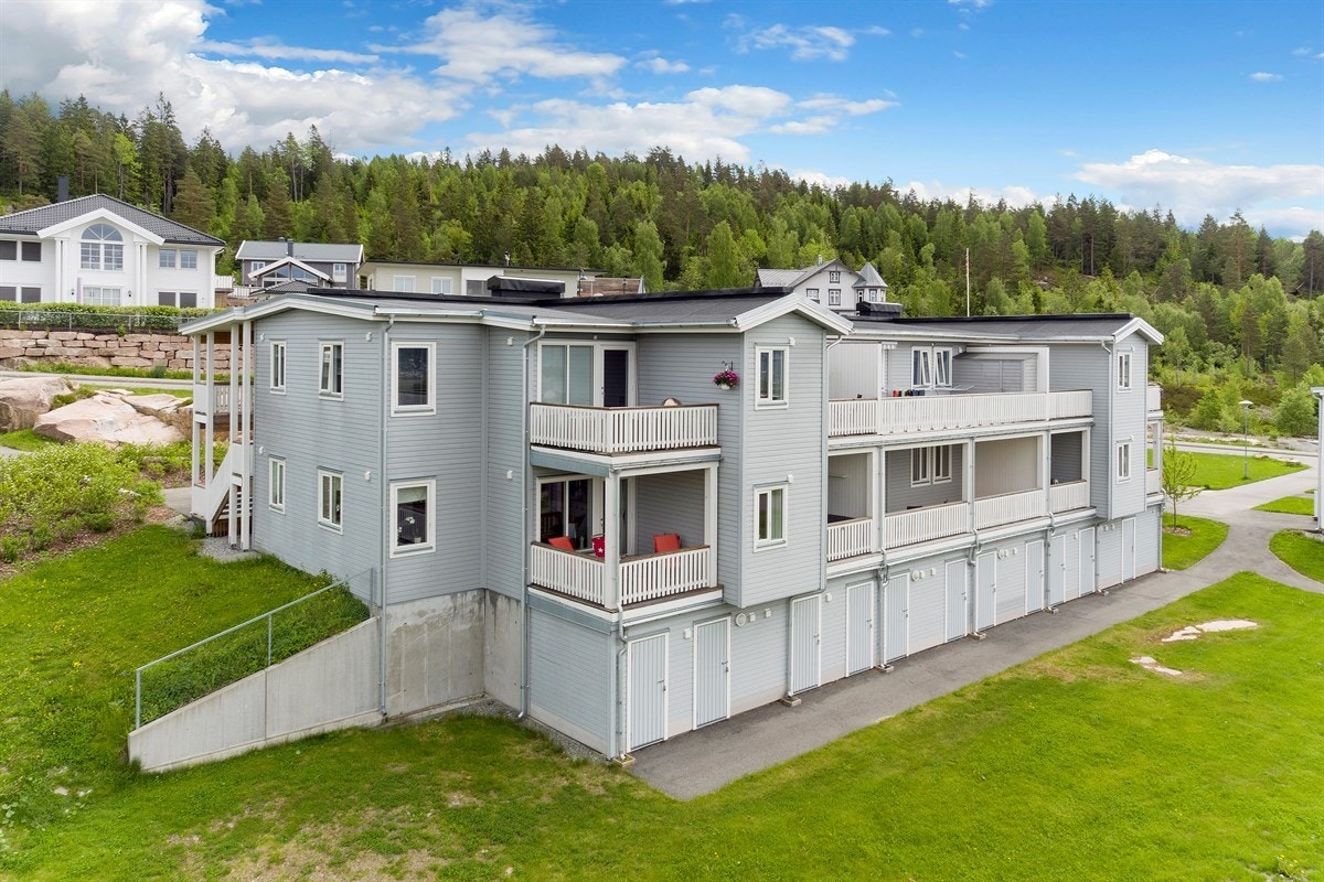 Det er god lagringsplass i en utvendig bod, samt felles bod for hageredskapet etc. Galleribilde