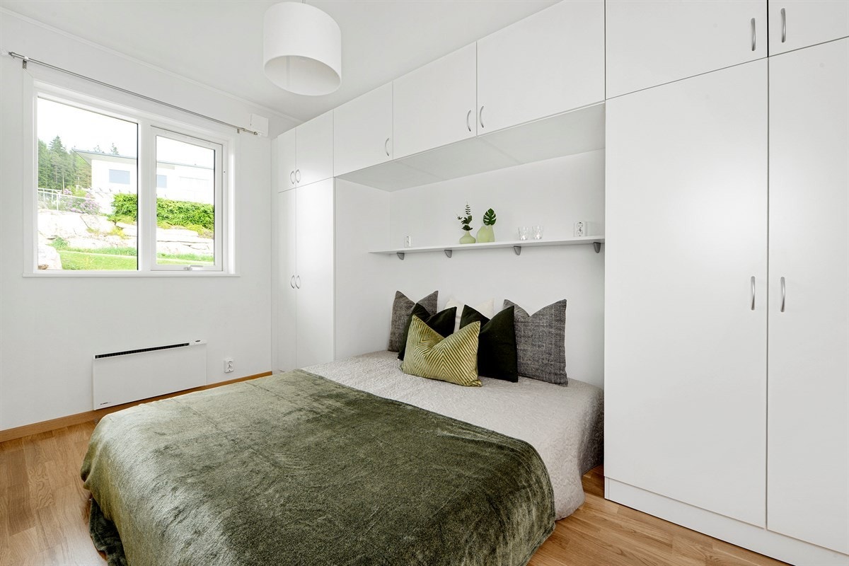 Hovedsoverommet er ekstra stilfullt designet med en flott garderobeløsning som omkranser sengeplassen på en smakfull måte. Galleribilde