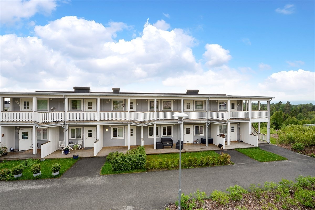 Sameiet har et meget pent opparbeidet uteområde med asfalterte internveier, lekeplass, plenareal, prydebusker, samt øvrig beplantning. Galleribilde