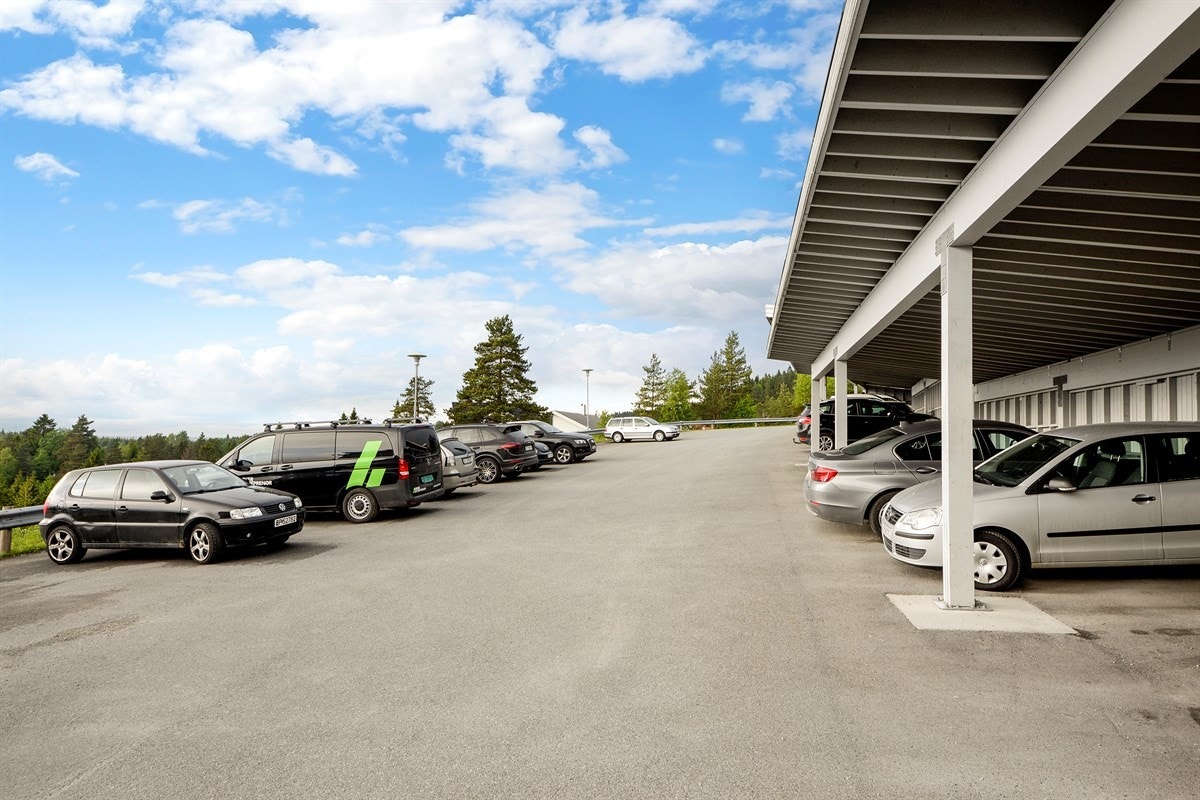 Det følger to parkeringsplasser med leiligheten, en plass i felles carportanlegg og en på felles parkeringsplass. Galleribilde