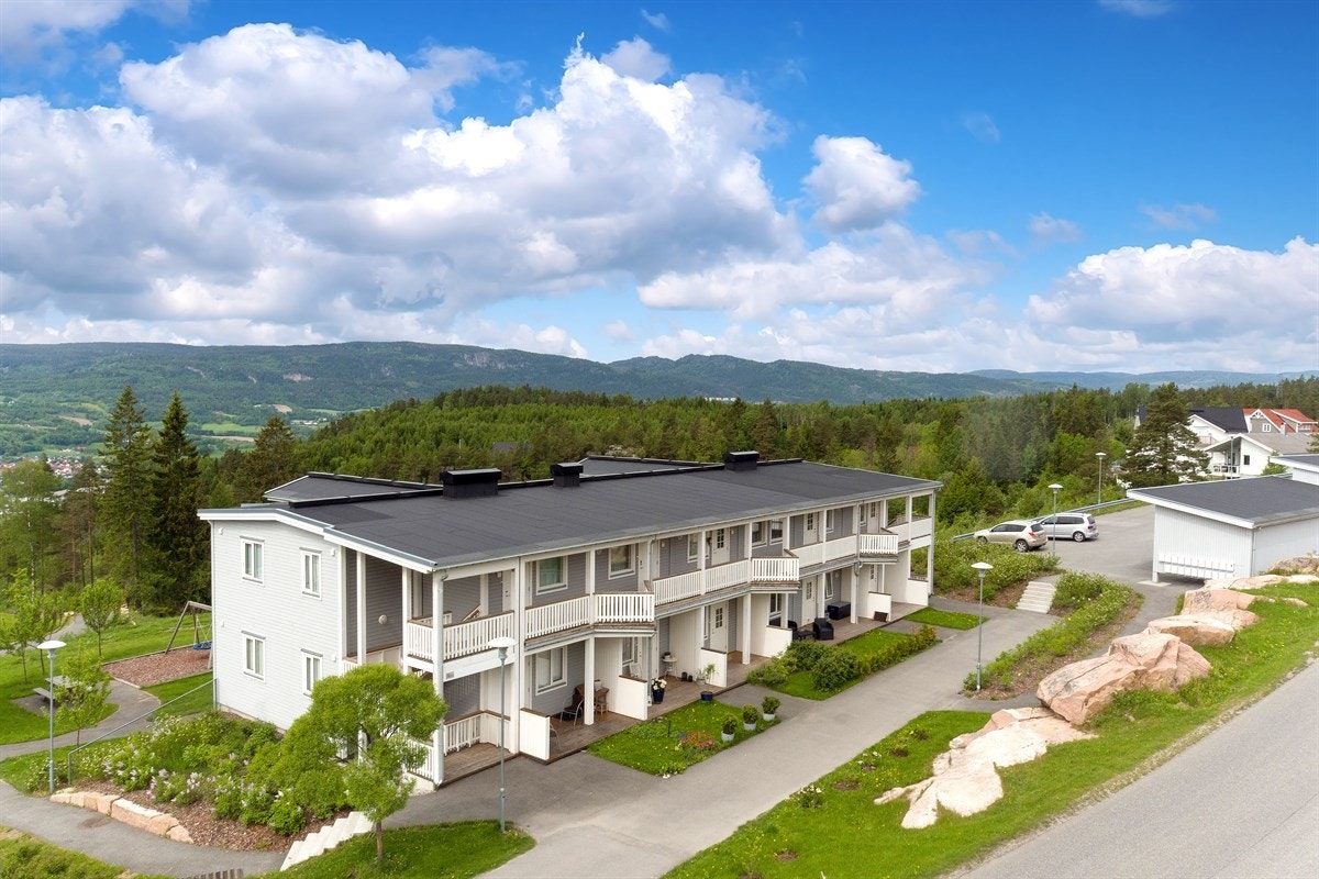 Det er lett adkomst til E18 og nærhet til marka med turterreng. Galleribilde