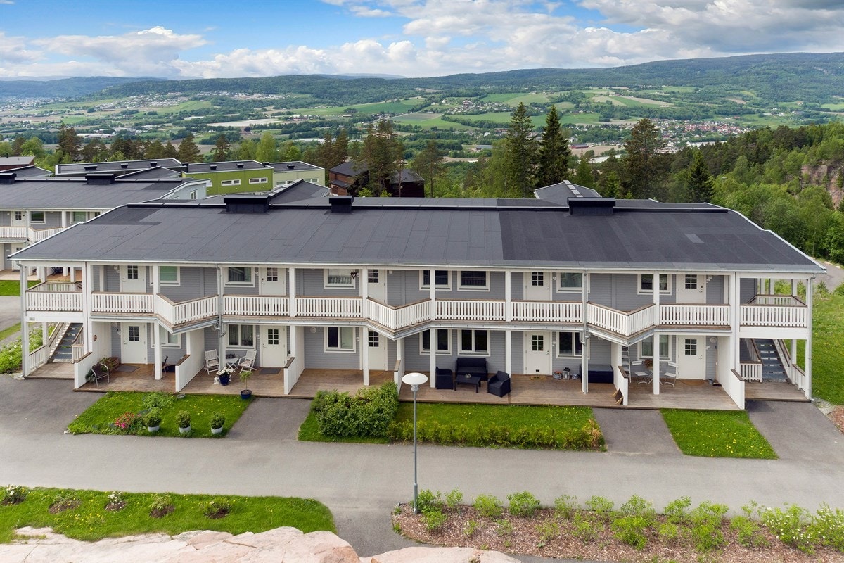 Leiligheten har en solrik beliggenhet i et godt etablert boligområde på Utsikten (Øvre Reistad), med utsikt over Lierdalen og mot Drammensfjorden. Galleribilde