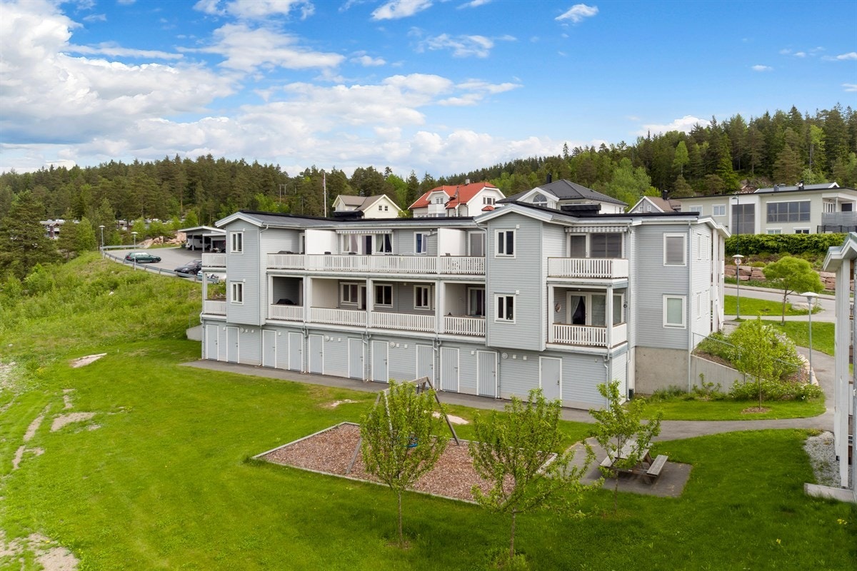 Fellestomten er pent opparbeidet med plenarealer og diverse beplantning. Galleribilde