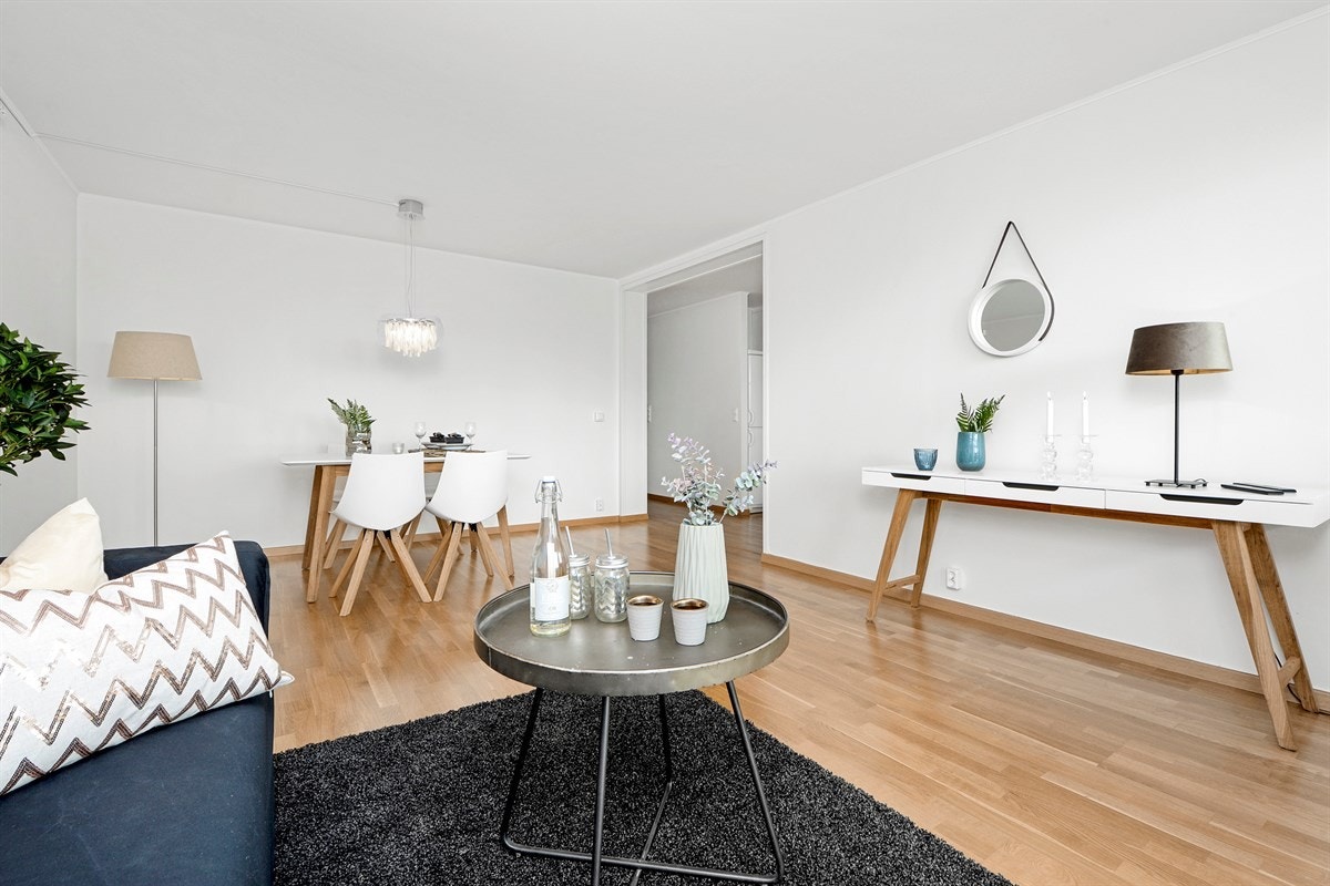 Romslig og lys stue. Galleribilde