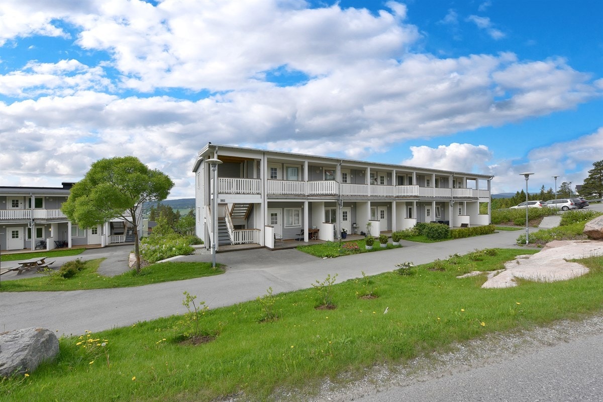 Barnehage ligger i umiddelbar nærhet og det er kort vei til Liertoppen kjøpesenter. Galleribilde