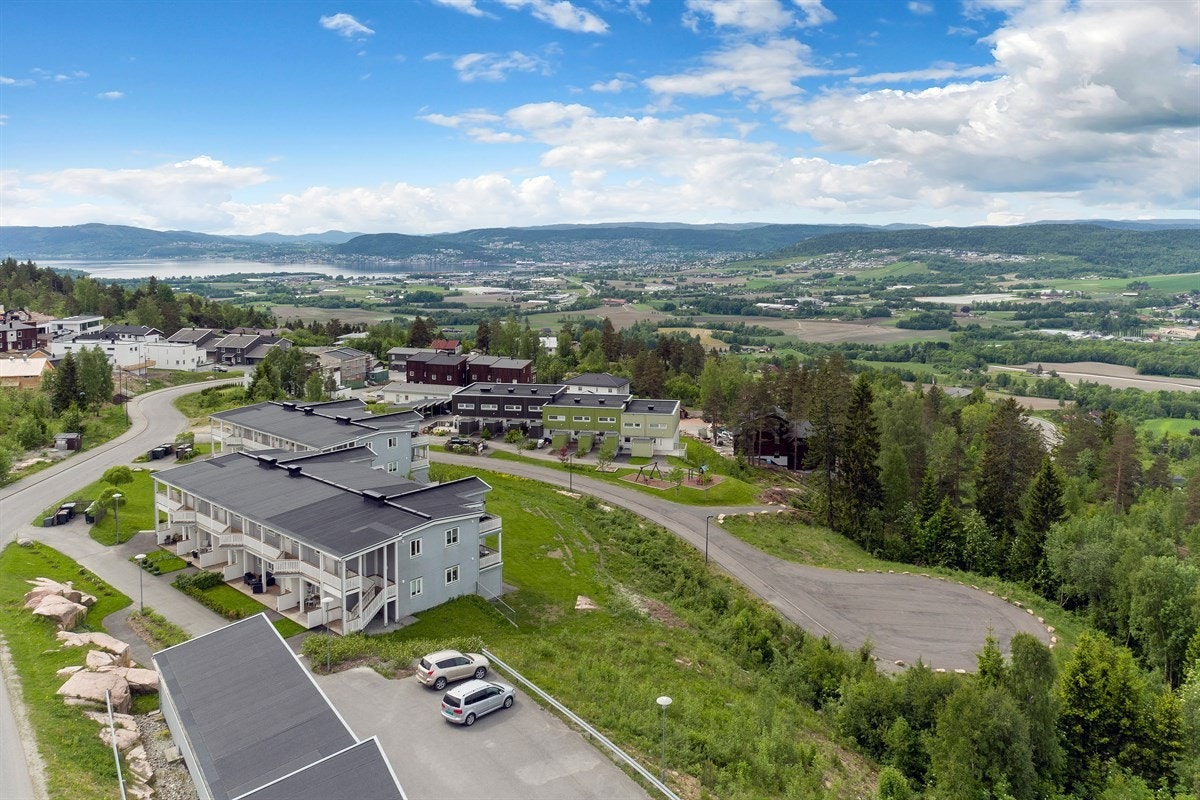 Privatmegleren ved John Granly Steen og Katrine Sunde har gleden av å presentere denne moderne 4-roms selveierleiligheten fra 2012 beliggende på Utsikten på Øvre Reistad i Lier kommune. Trappefri adkomst. Kort avstand til Asker og Dra Galleribilde