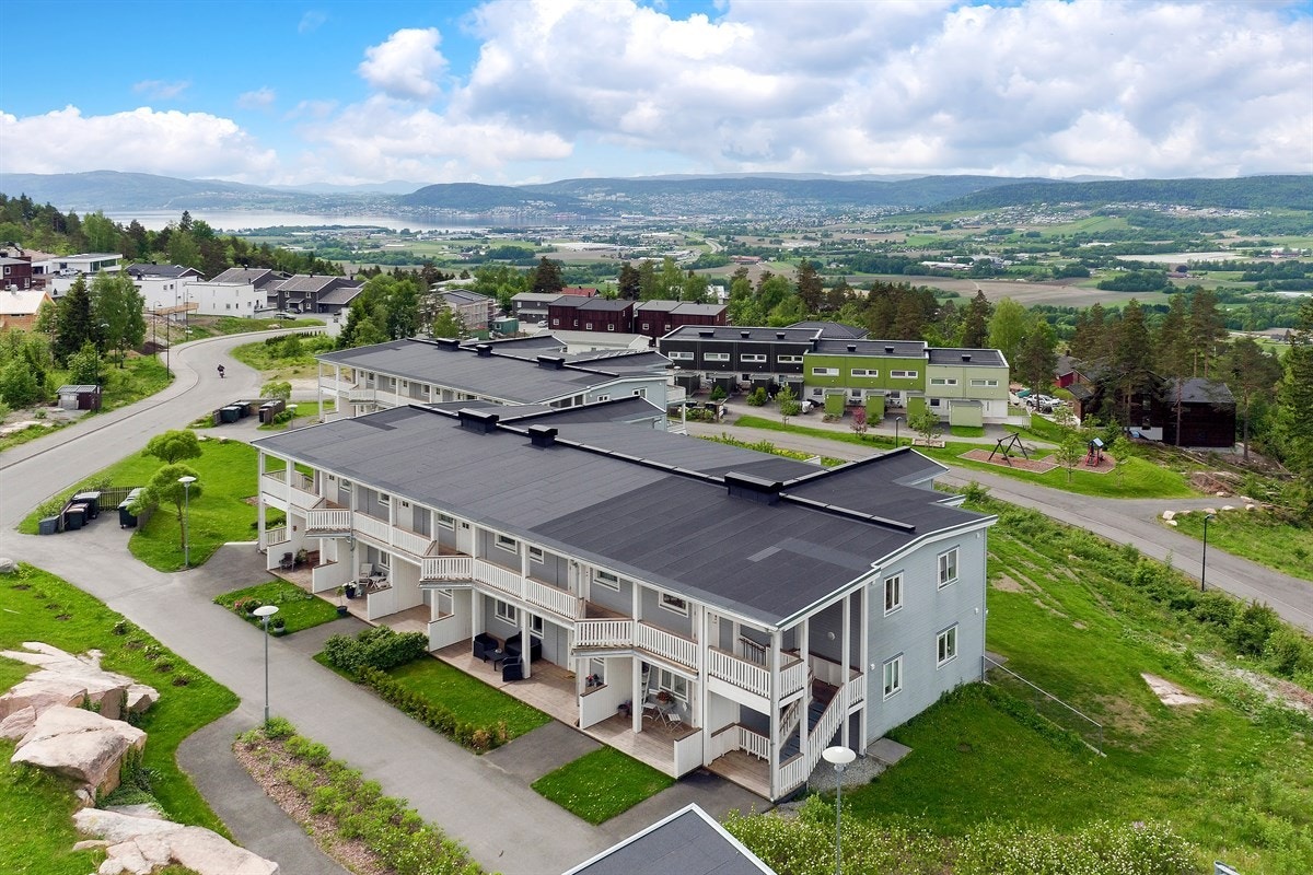Leiligheten har en vestvendt terrasse med fantastisk utsikt, markterrasse, carport og sportsbod. Sol fra morgen til kveld. Dyrehold er tillatt. Galleribilde